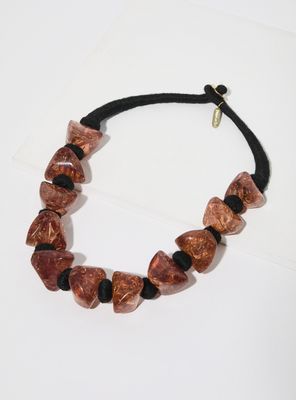 Collar Piedras de Resina y Cordón