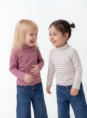 Imagen 2 del producto Polera Cuello Beatle con Estampado y Color Sólido