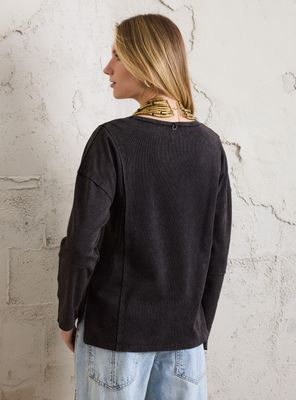 Imagen 2 del producto Polera Suelta Textura Waffle Look Desteñido con Bolsillo