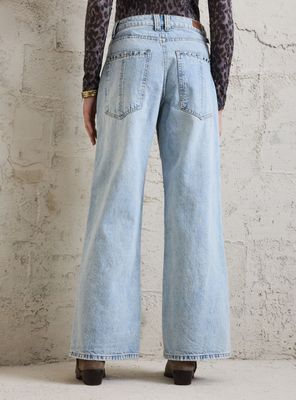 Imagen 2 del producto Jeans Desgastado con Aplicación de Tachas Metálicas