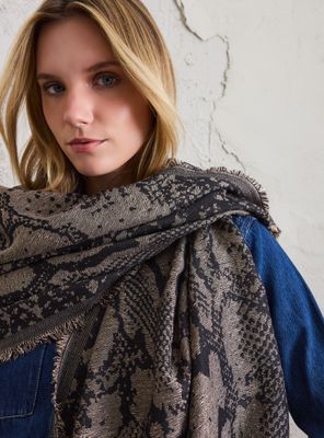 Imagen 2 del producto Pañuelo Estampado Serpiente Flecos