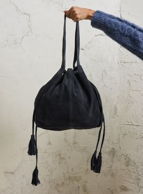 Imagen 2 del producto Cartera de Hombro Tipo Bucket con Tiras Ajustables Gamuza