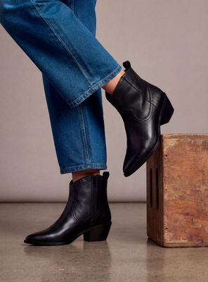 Imagen 1 del producto Botín con Escote Frontal Cuero Mujer