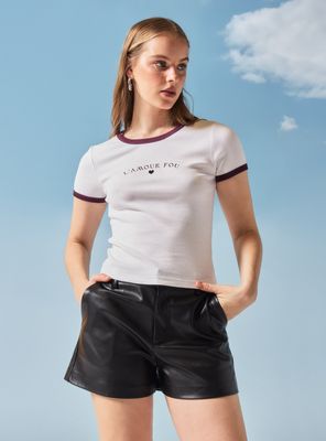 Polera con Estampado Central y Ribetes en Contraste