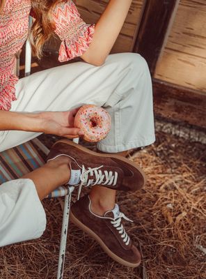 Imagen 2 del producto Zapatilla Urbana Logo Groove Cuero Mujer