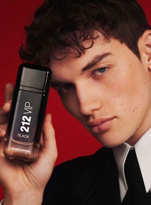 Imagen 2 del producto Perfume 212 VIP Black EDP Hombre 100 ml + Gel de Baño 100 ml + EDP 10 ml