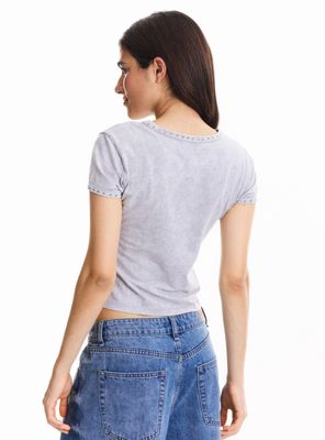 Imagen 2 del producto Polera con Lavado y Detalle en Escote