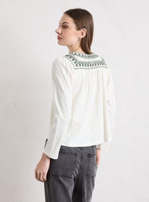 Imagen 2 del producto Polera Bordada en Escote