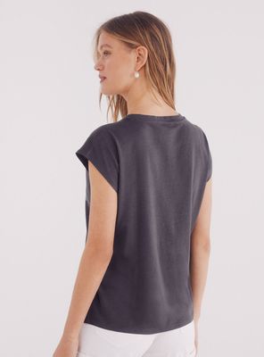 Imagen 2 del producto Polera Gráfica con Manga Diagonal