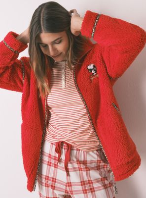 Imagen 2 del producto Bata Corta Borreguito Snoopy Rojo Bordado