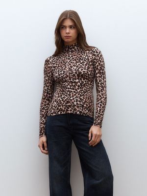 Imagen 1 del producto Polera Tipo Beatle de Cuello Mock en Tela Fluida Estampada