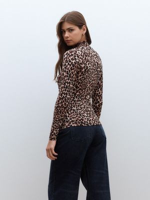 Imagen 2 del producto Polera Tipo Beatle de Cuello Mock en Tela Fluida Estampada