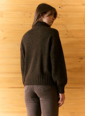 Imagen 2 del producto Sweater de Cuello Alto y Botones Dorados en Hombro