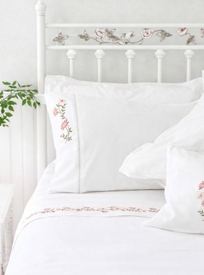 Imagen 1 del producto Juego de Sábanas Bordada 2 Plazas Margarita Nacar 220 Hilos