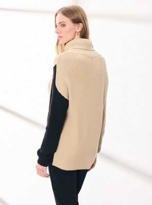 Imagen 2 del producto Sweater Bicolor con Botones en Corte Diagonal