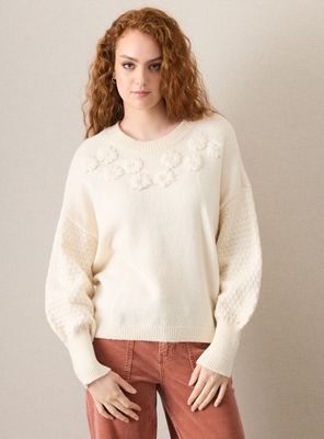 Sweater con Flores Bordadas en Relieve