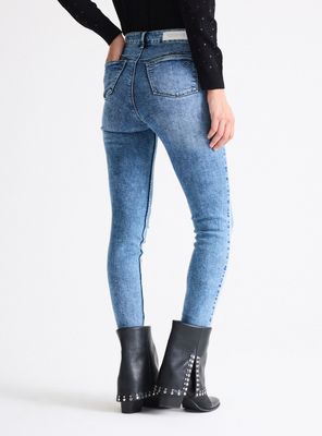 Imagen 2 del producto Jeans Push Up Invisible Aplicación Cadenas en Costado