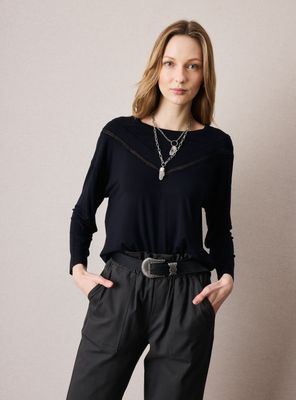 Polera con Corte en V y Cinta en Pecho