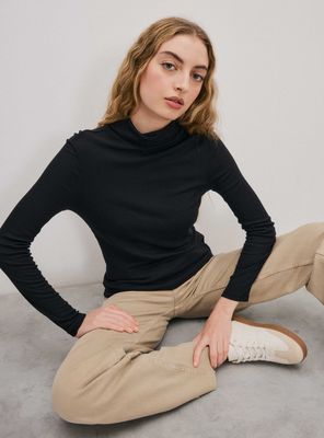 Polera Cuello Alto Ajustada