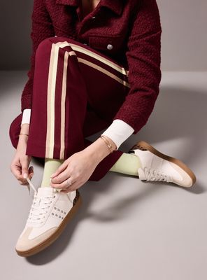 Zapatilla Urbana Acordonada con Tachas Metálicas Mujer