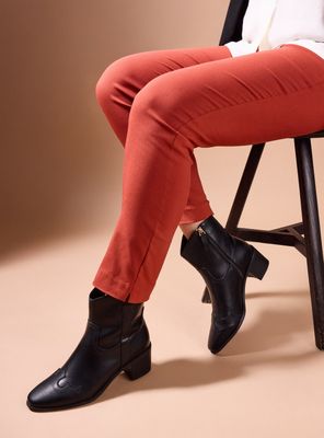 Botín Detalle en Puntera Media Caña Mujer