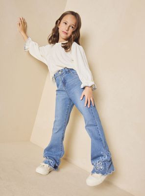 Jeans Flare con Aplicación Broderie Bordado