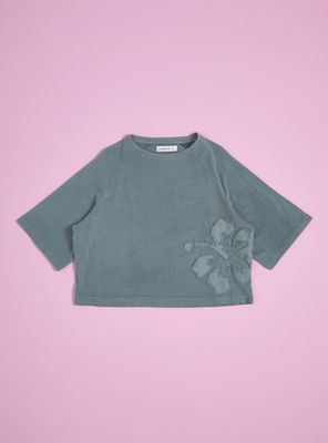 Polera Acid Wash con Aplicación Flor