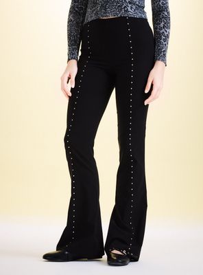 Pantalón Flare con Aplicación de Tachas