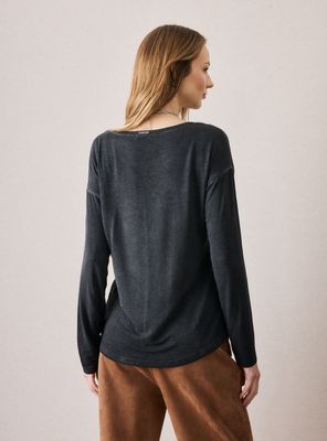 Imagen 2 del producto Polera con Proceso de Teñido y Detalles Metalizados