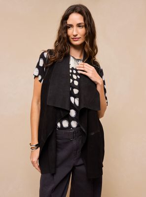 Chaqueta de Cuero Detalle Tachas en Hombros y Canesú