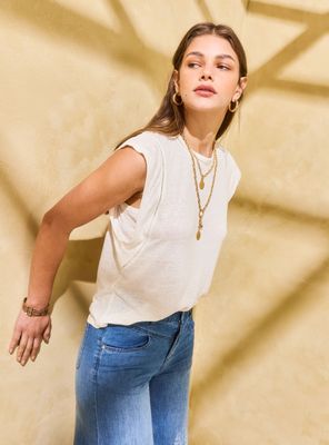 Polera Bordado en Cuello y Mangas