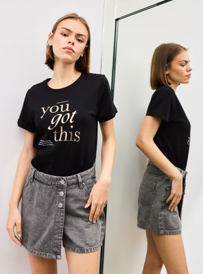 Polera Manga Corta Básica con Estampado Frontal