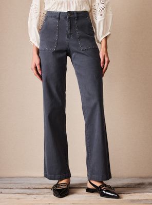 Jeans Bolsillo Carpintero y Tachas Decorativas