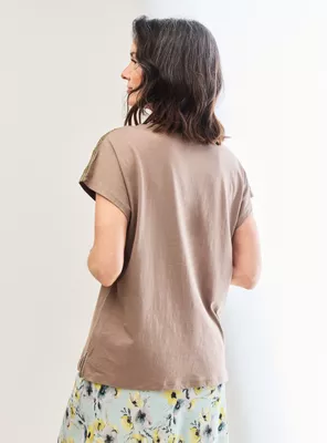 Imagen 2 del producto Polera con Bordado en Hombros Cuello y Costadillo