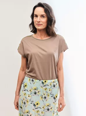 Polera con Bordado en Hombros Cuello y Costadillo