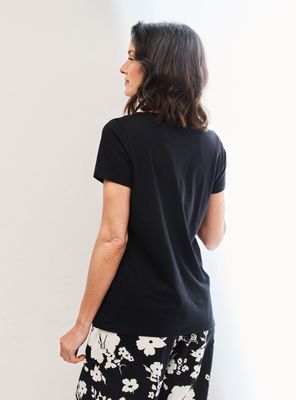 Imagen 2 del producto Polera Básica con Gráfica Frontal Detalle Bordado