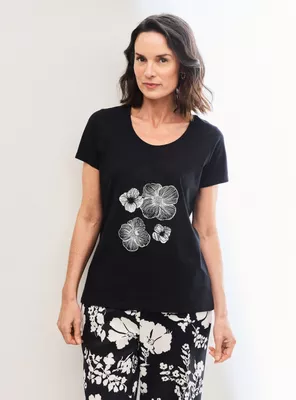 Polera Básica con Gráfica Frontal Detalle Bordado