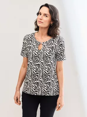 Polera Estampada con Argolla Metálica en Escote