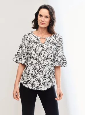 Polera Accesorio en Escote Manga Poeta Corta