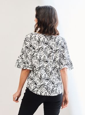 Imagen 2 del producto Polera Accesorio en Escote Manga Poeta Corta