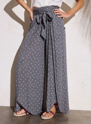 Pantalón con Amarra Decorativa y Aberturas en Piernas