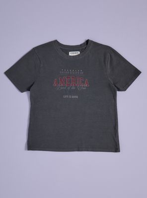 Polera Acid Wash con Focal Print y Tachas Estrellas