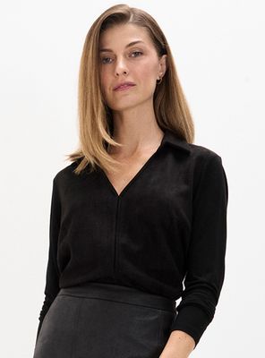 Polera de Gamuza con Cuello Camisero Abierto