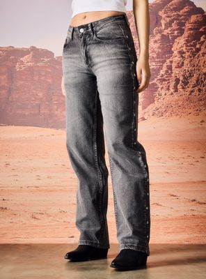 Imagen 2 del producto Jeans Straight Tiro Bajo Estampado y Aplicación Tachas S95