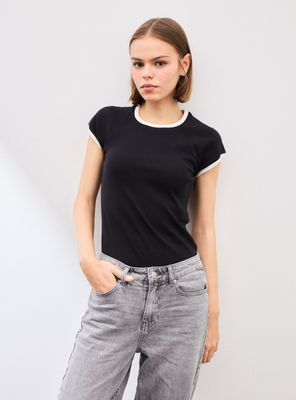 Polera Acanalada Manga Corta con Vivos en Contraste