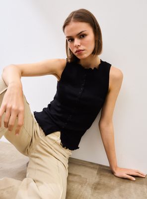 Imagen 1 del producto Polera Sin Mangas Tela Acanalada y Cierre Botones