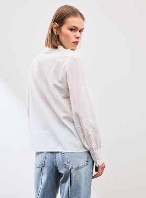 Imagen 2 del producto Blusa Bordada Manga Abullonada y con Cierre Botones