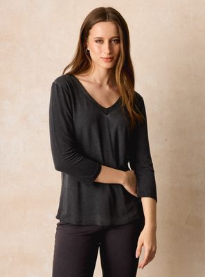 Polera con Proceso de Lavado Cadena en Escote