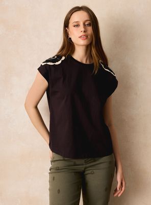 Polera con Aplicación de Crochet