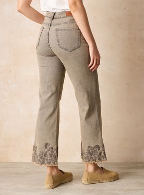 Imagen 2 del producto Jeans con Bordado en Ruedo